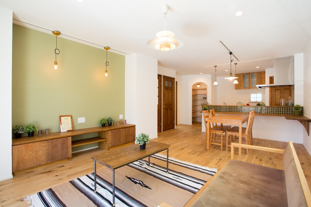 Immagine di un soggiorno country di medie dimensioni e aperto con pareti bianche, pavimento in legno massello medio e pavimento marrone