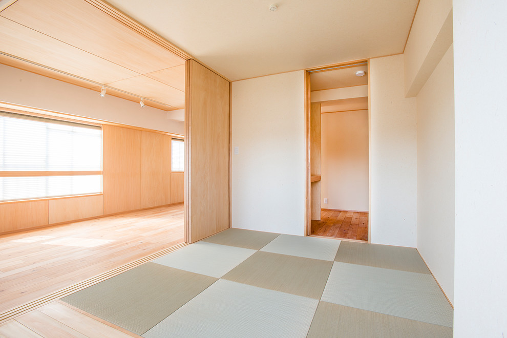 Esempio di un soggiorno minimalista di medie dimensioni e aperto con pareti beige, pavimento in tatami e pavimento verde