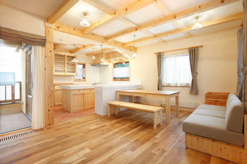 Diseño de salón abierto de estilo zen con paredes blancas y suelo de madera en tonos medios