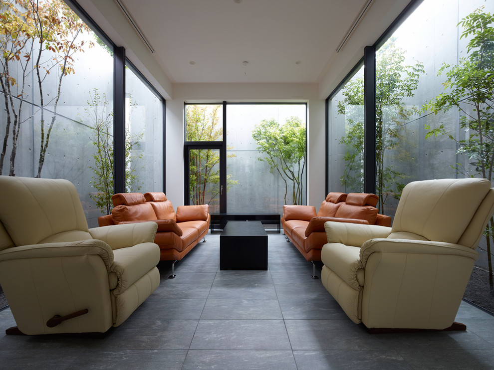 Foto di un soggiorno minimalista con nessun camino, nessuna TV, sala formale, pareti bianche e pavimento con piastrelle in ceramica