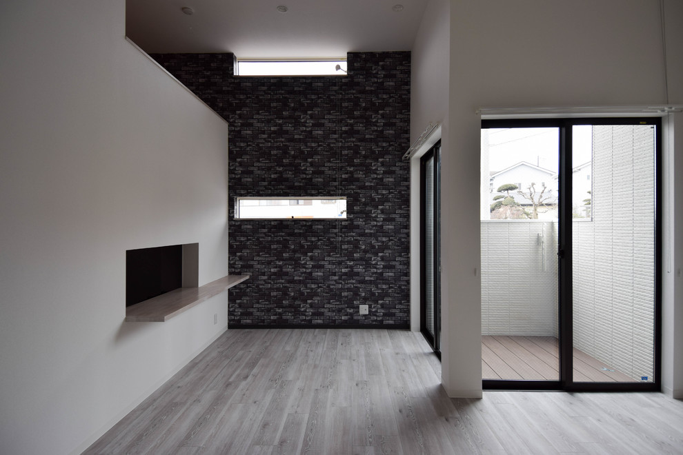 Foto på ett mellanstort funkis allrum med öppen planlösning, med bruna väggar, målat trägolv och vitt golv