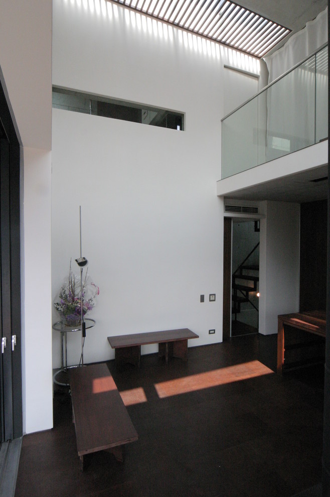 Idee per un soggiorno minimalista di medie dimensioni e aperto con sala formale, pareti bianche, pavimento in sughero e stufa a legna