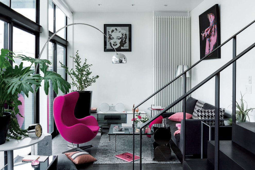 Foto di un soggiorno eclettico con sala formale, pareti bianche e pavimento nero