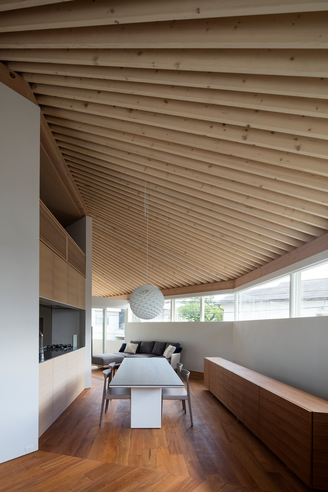 Idee per un grande soggiorno minimalista con pareti bianche, pavimento in compensato, TV a parete e pavimento marrone