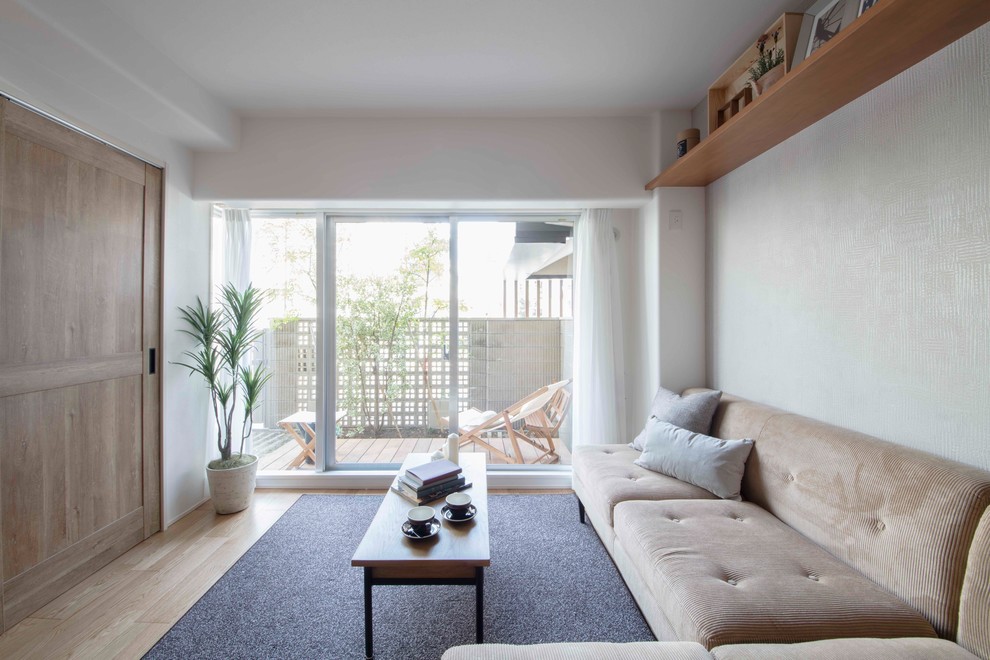 Offenes Modernes Wohnzimmer mit weißer Wandfarbe, hellem Holzboden und braunem Boden in Sonstige