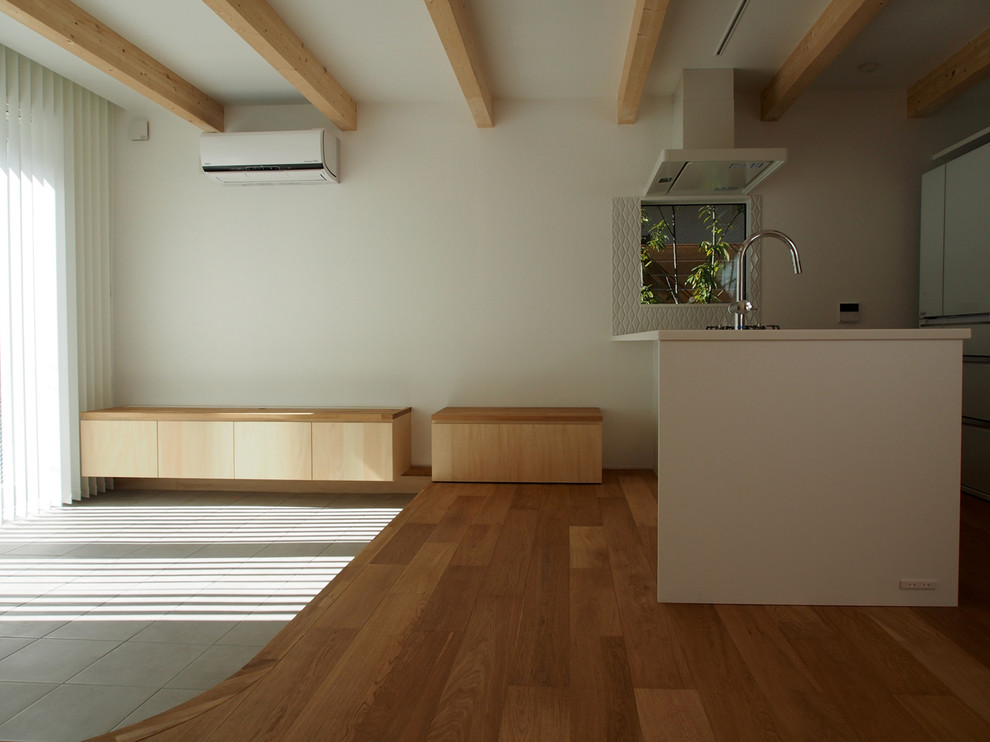 東京都下にあるシャビーシック調のおしゃれなLDK (白い壁、セラミックタイルの床、据え置き型テレビ、グレーの床) の写真