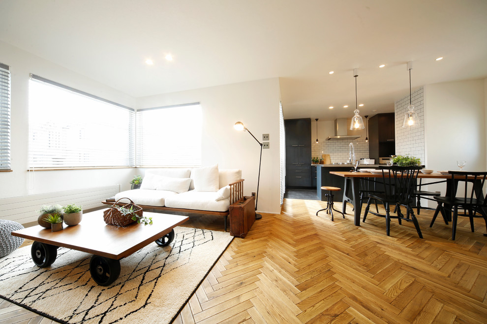 Idee per un soggiorno tradizionale con pareti bianche, pavimento in legno massello medio e pavimento marrone