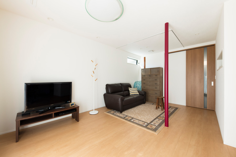 Mittelgroßes, Offenes Modernes Wohnzimmer mit weißer Wandfarbe, Sperrholzboden, weißem Boden, Holzdielendecke und Holzdielenwänden in Tokio