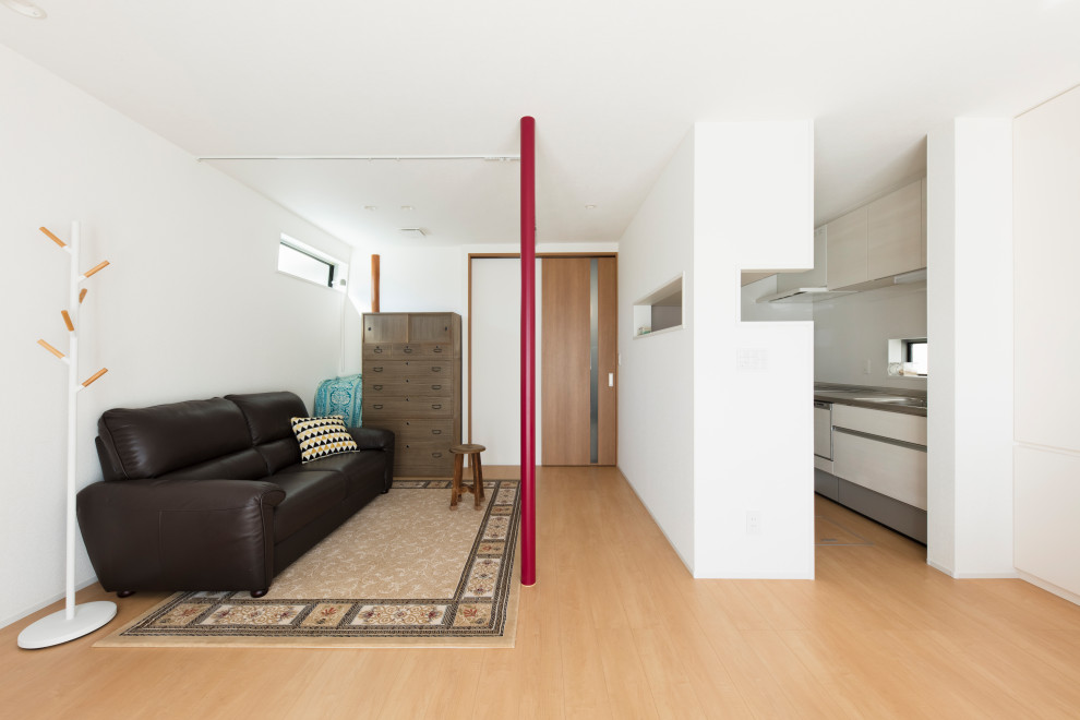 Foto de salón abierto minimalista de tamaño medio sin chimenea con paredes blancas, suelo de contrachapado, suelo blanco, machihembrado y machihembrado