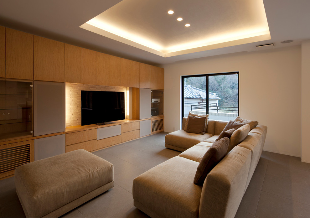 Foto di un grande soggiorno moderno aperto con sala della musica e pavimento grigio
