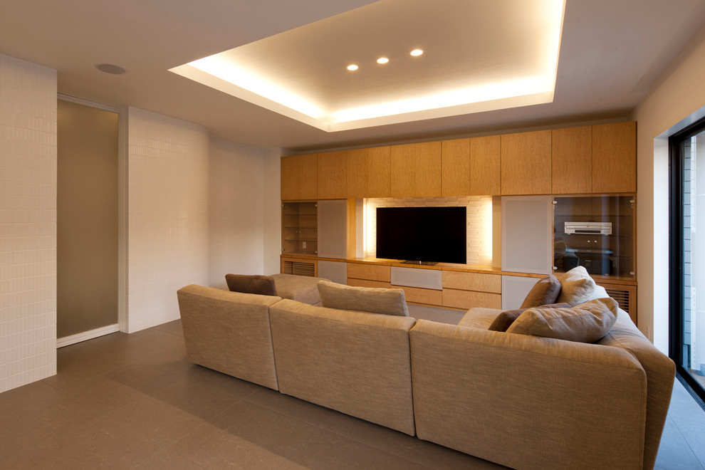 Стильный дизайн: большая открытая гостиная комната в стиле модернизм с музыкальной комнатой, полом из керамической плитки, серым полом, белыми стенами и отдельно стоящим телевизором - последний тренд