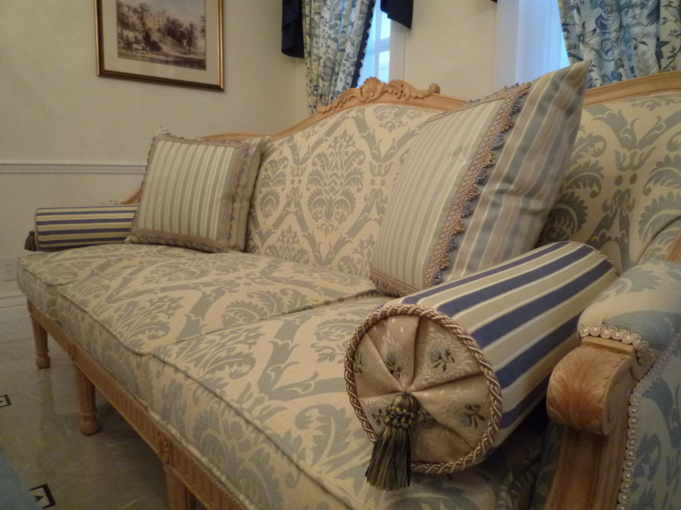 Fernseherloses Klassisches Wohnzimmer mit weißer Wandfarbe, weißem Boden und eingelassener Decke in Sonstige