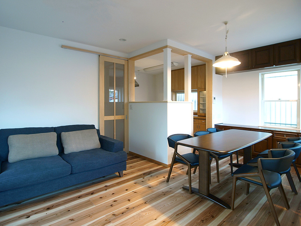 Idee per un soggiorno scandinavo con pareti bianche, parquet chiaro e pavimento beige