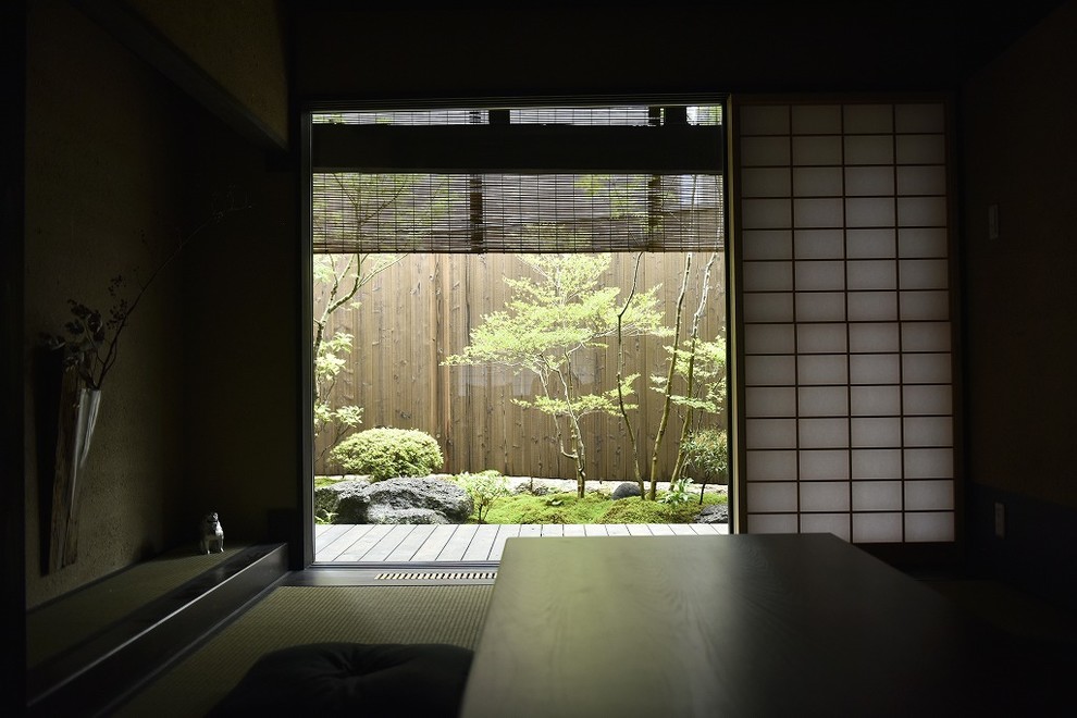 Asian tatami floor living room photo in Kyoto