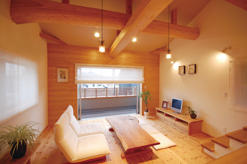Свежая идея для дизайна: маленькая двухуровневая гостиная комната в стиле фьюжн с белыми стенами, светлым паркетным полом, отдельно стоящим телевизором и бежевым полом для на участке и в саду - отличное фото интерьера