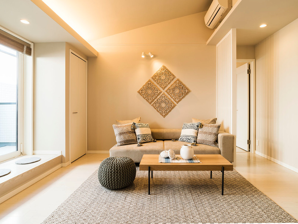 Asiatisches Wohnzimmer mit beiger Wandfarbe, beigem Boden und gebeiztem Holzboden in Sonstige