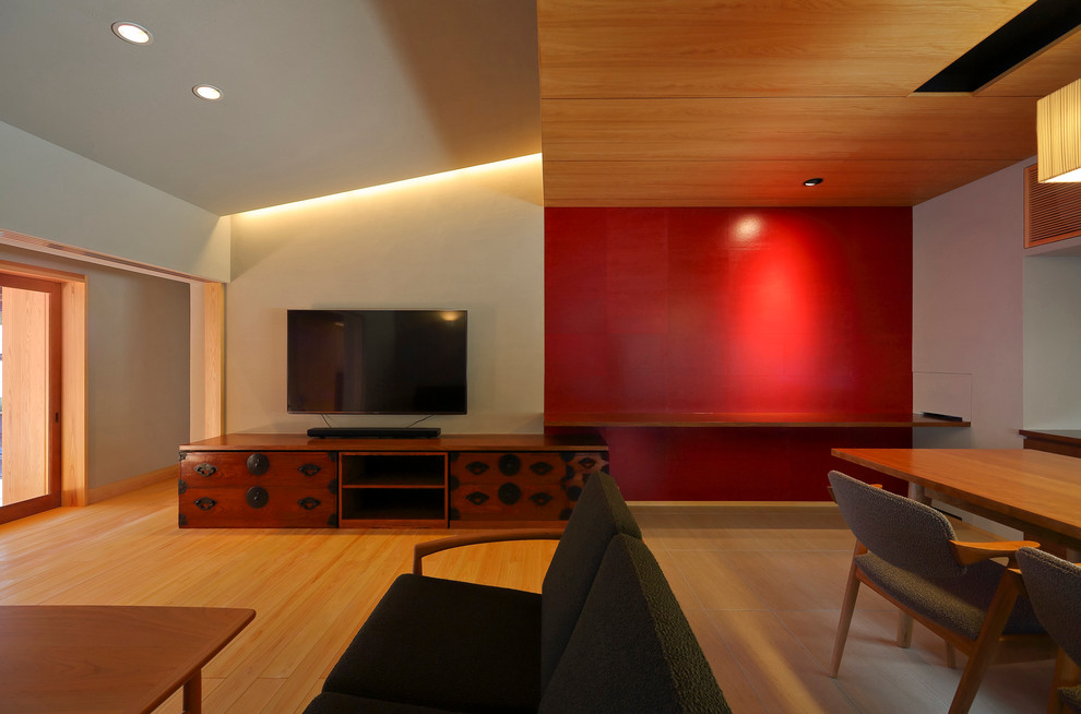 Esempio di un soggiorno minimalista aperto con pareti bianche, parquet chiaro e TV autoportante