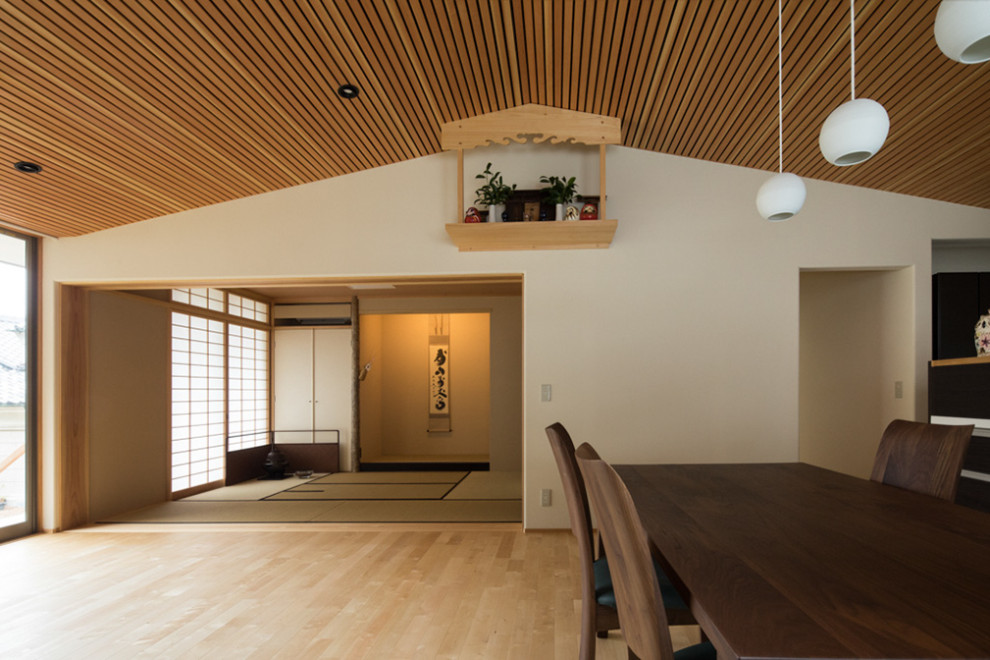 Imagen de salón abierto campestre de tamaño medio sin chimenea con paredes blancas, suelo de madera en tonos medios, televisor independiente y suelo marrón