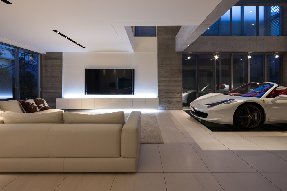 Immagine di un ampio soggiorno design con pareti grigie, TV a parete e pavimento beige