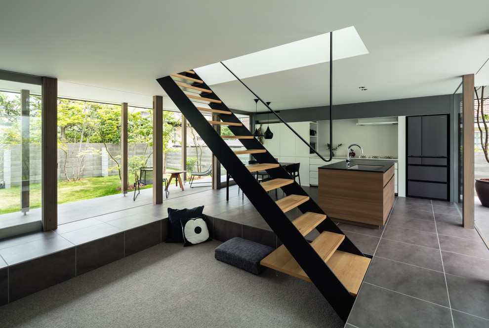 Свежая идея для дизайна: открытая гостиная комната в стиле модернизм с ковровым покрытием и серым полом - отличное фото интерьера
