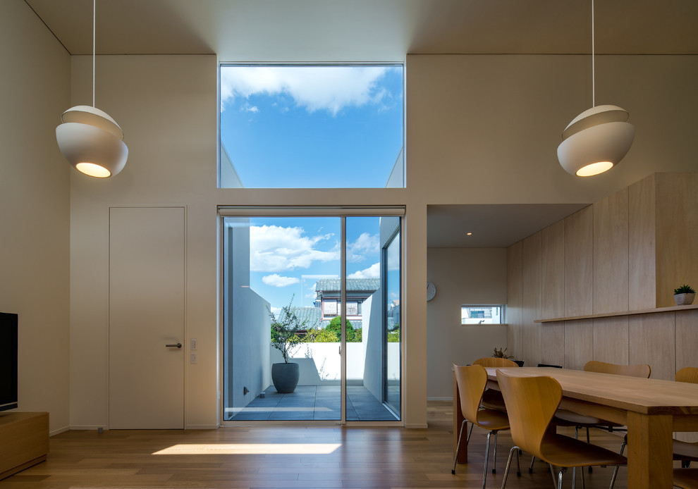 Ispirazione per un soggiorno moderno con pareti bianche, pavimento in compensato e pavimento marrone