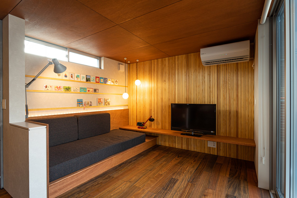 Modern inredning av ett litet allrum med öppen planlösning, med ett finrum, bruna väggar, plywoodgolv, en fristående TV och brunt golv