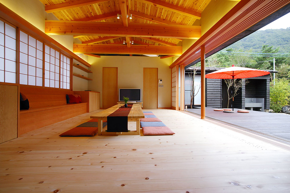 Foto på ett orientaliskt vardagsrum, med ljust trägolv och beiget golv