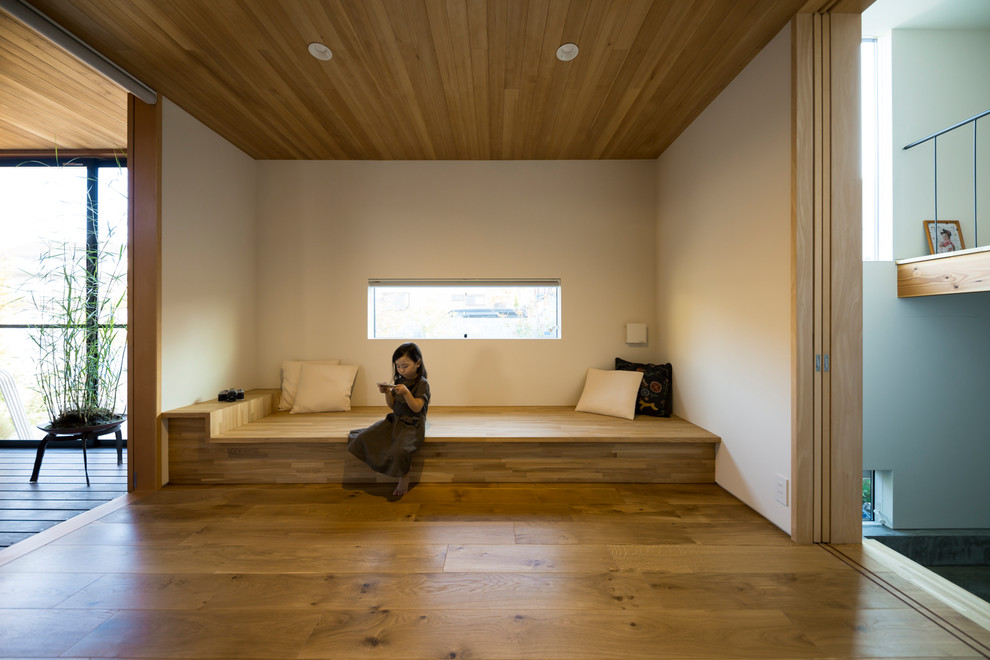 Minimalist living room photo in Yokohama