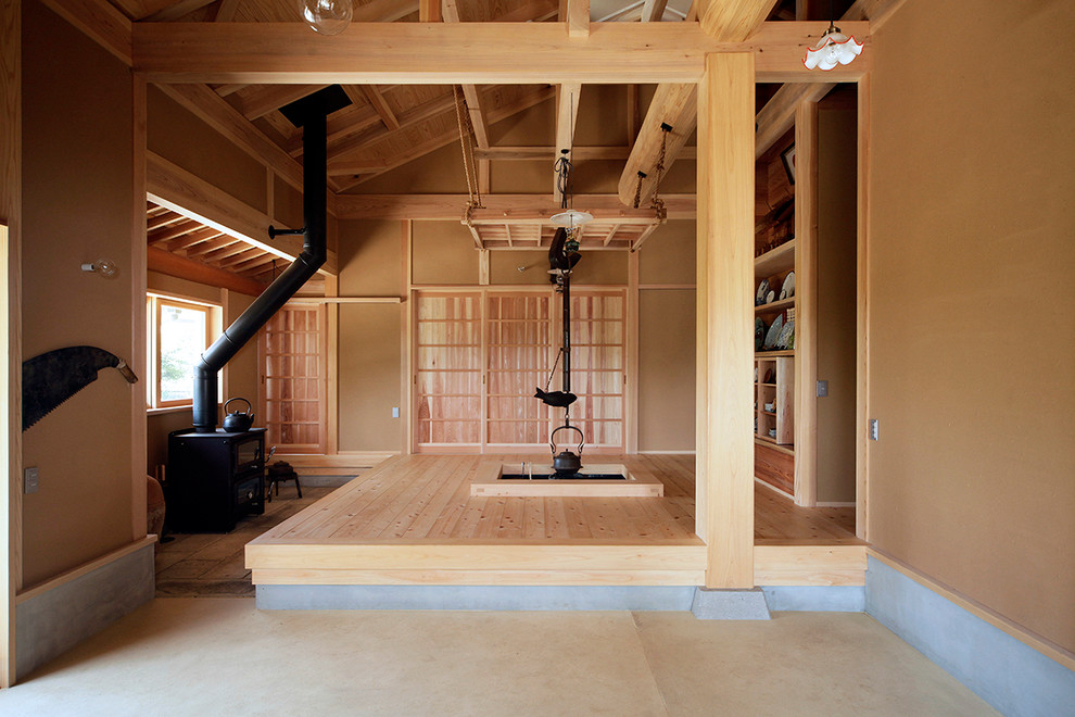 Diseño de salón cerrado de estilo zen con paredes marrones, suelo de madera clara, suelo marrón y estufa de leña