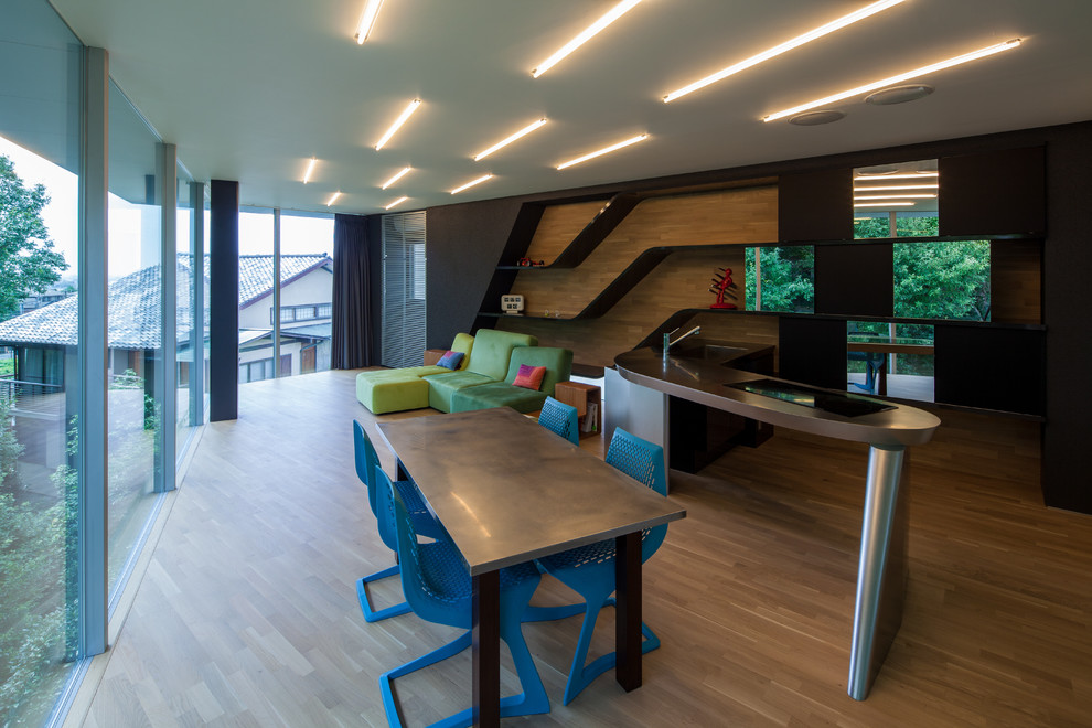 Esempio di un soggiorno design con pareti marroni, pavimento in legno verniciato e pavimento marrone