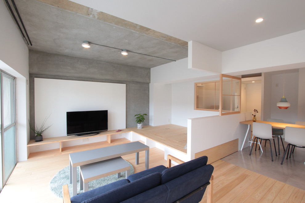 Imagen de salón minimalista con paredes multicolor y televisor independiente