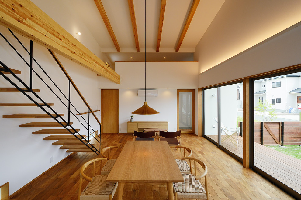 Exemple d'un grand salon scandinave ouvert avec un mur blanc, un sol en bois brun, aucune cheminée, un téléviseur indépendant, un sol marron, un plafond en papier peint et du papier peint.