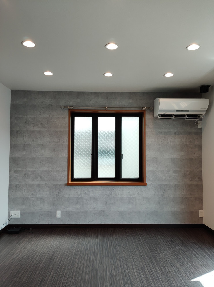 Пример оригинального дизайна: открытая гостиная комната среднего размера в стиле модернизм с белыми стенами, полом из винила, потолком с обоями, обоями на стенах и черным полом