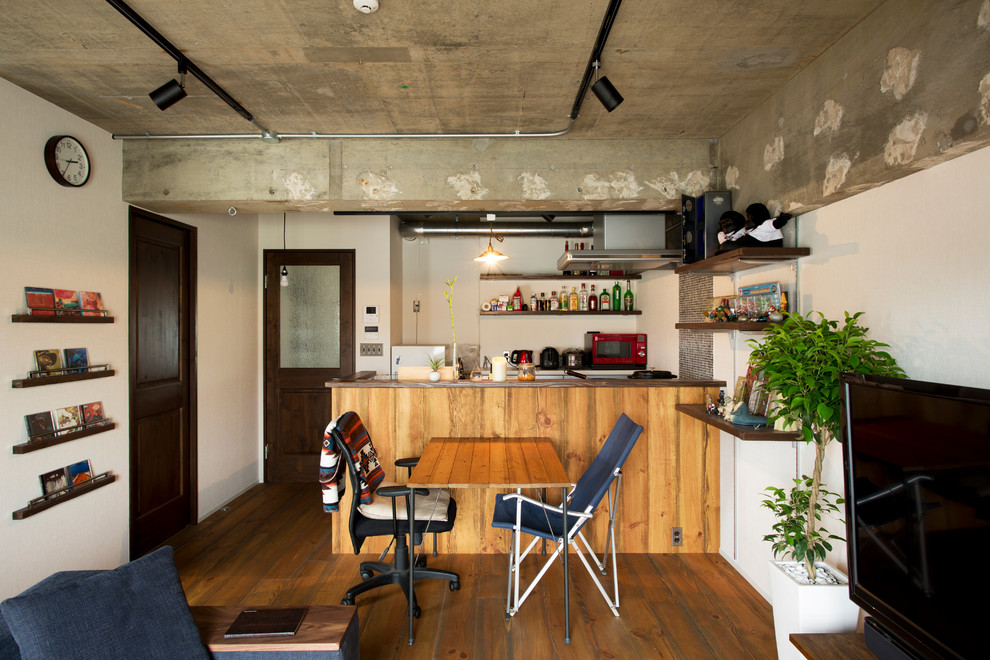 Kleines, Offenes Stilmix Wohnzimmer mit Hausbar, weißer Wandfarbe, braunem Holzboden und freistehendem TV in Sonstige