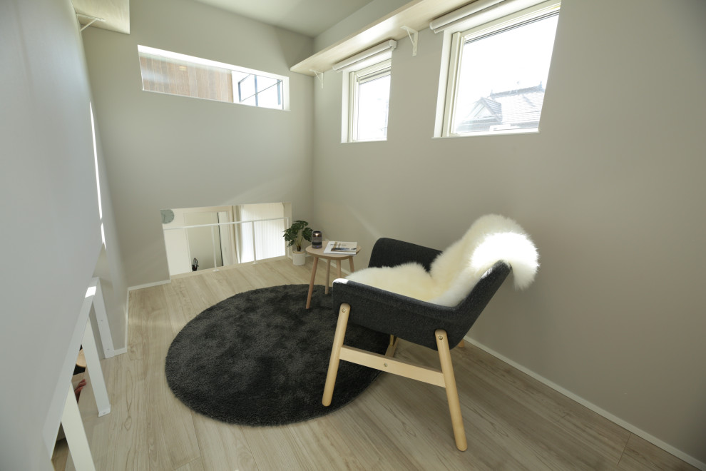 Mittelgroßes, Offenes Modernes Wohnzimmer mit grauer Wandfarbe, Teppichboden, grauem Boden, Tapetendecke und Tapetenwänden in Sonstige