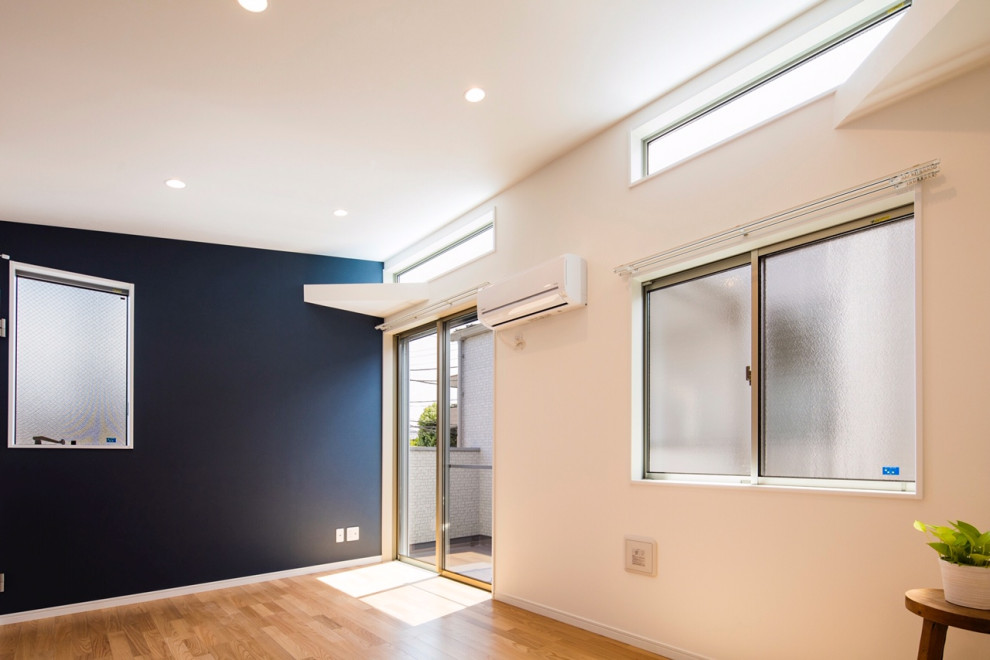 Immagine di un soggiorno moderno di medie dimensioni e aperto con pareti bianche, parquet chiaro, pavimento beige, soffitto in carta da parati e carta da parati