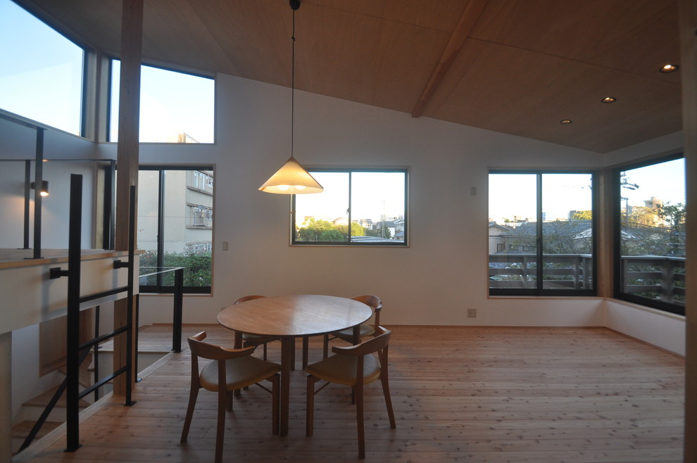 Идея дизайна: парадная, открытая гостиная комната в стиле модернизм с белыми стенами и светлым паркетным полом без камина
