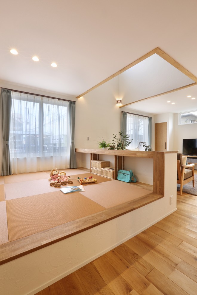 Idee per un soggiorno nordico aperto con pareti bianche, pavimento in tatami, nessun camino e TV autoportante