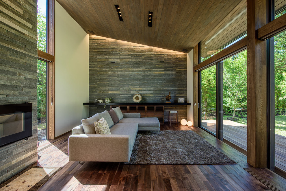 Foto de salón abierto de estilo zen con paredes multicolor, suelo de madera oscura y suelo marrón