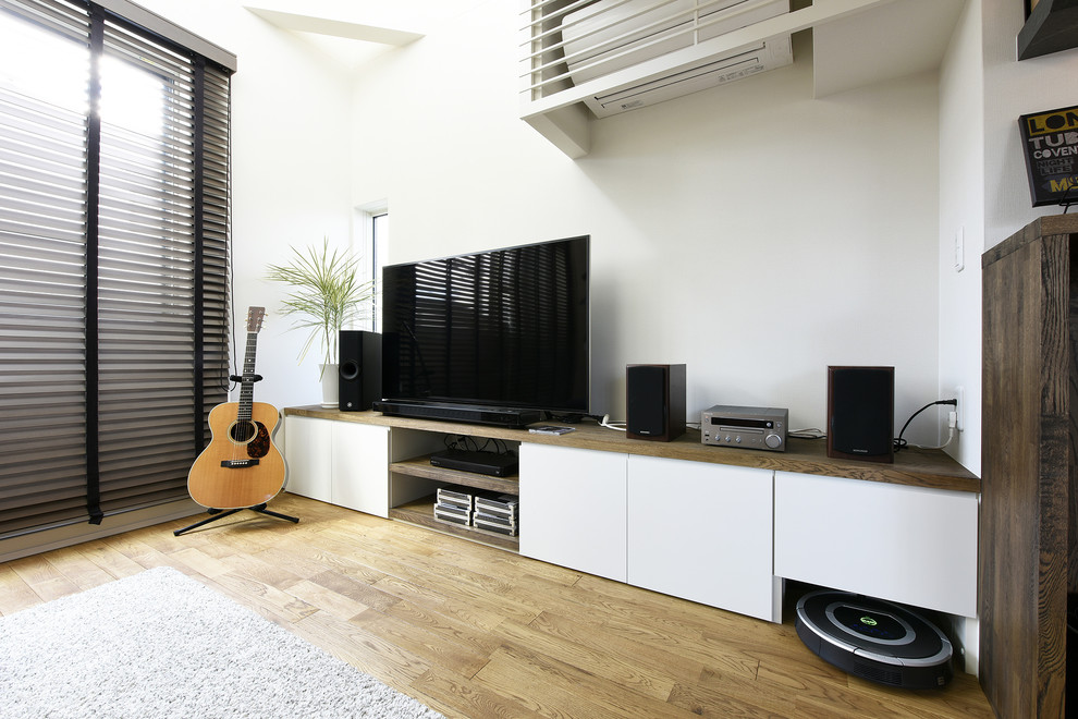 Inspiration för moderna allrum med öppen planlösning, med ett musikrum, vita väggar, mörkt trägolv och en fristående TV
