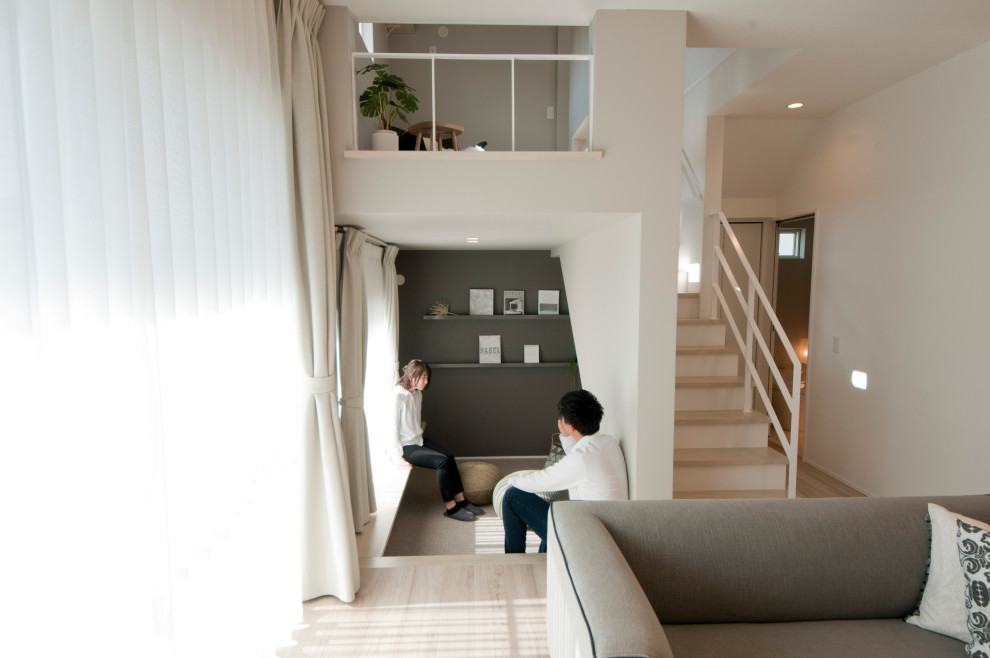 Cette image montre un salon minimaliste de taille moyenne et ouvert avec un mur gris, moquette, un sol gris, un plafond en papier peint et du papier peint.
