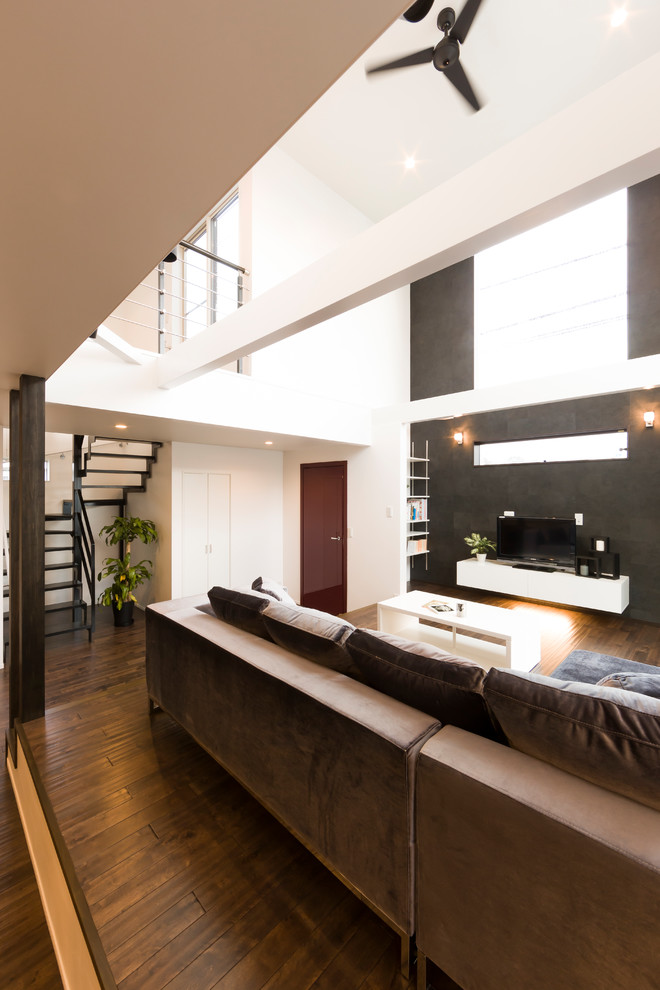 Ispirazione per un soggiorno minimalista con pareti bianche, parquet scuro e pavimento marrone