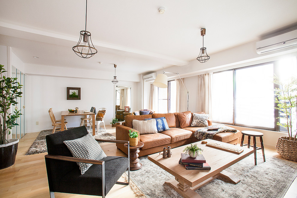 Fernseherloses Eklektisches Wohnzimmer ohne Kamin mit weißer Wandfarbe und hellem Holzboden in Tokio