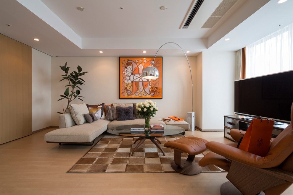 На фото: гостиная комната в современном стиле с белыми стенами, деревянным полом, отдельно стоящим телевизором и бежевым полом без камина