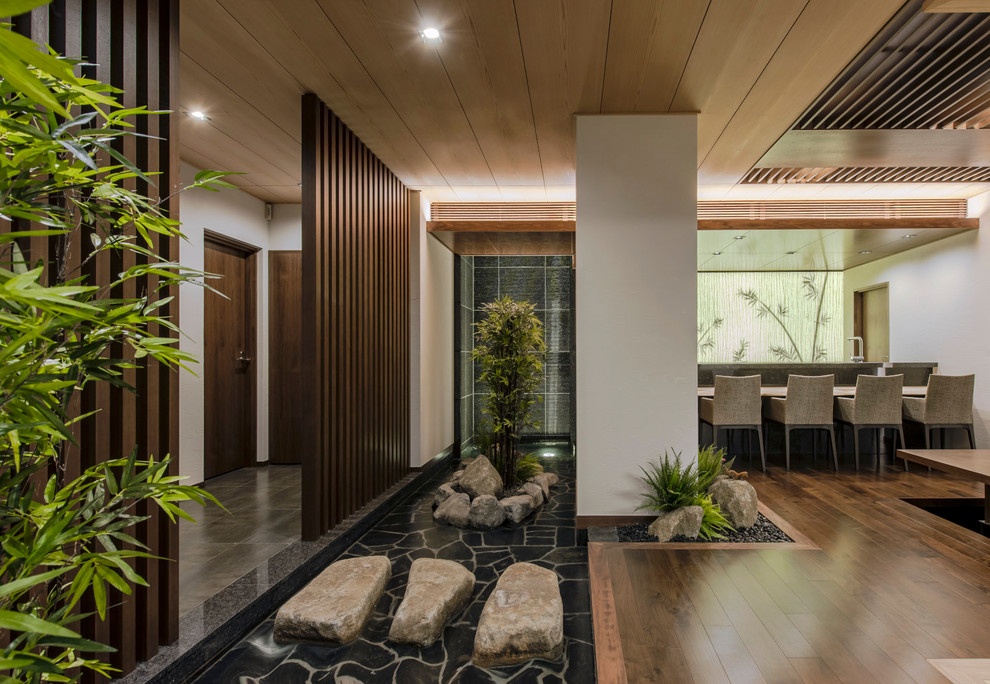 Modernes Wohnzimmer ohne Kamin mit beiger Wandfarbe und braunem Boden in Tokio