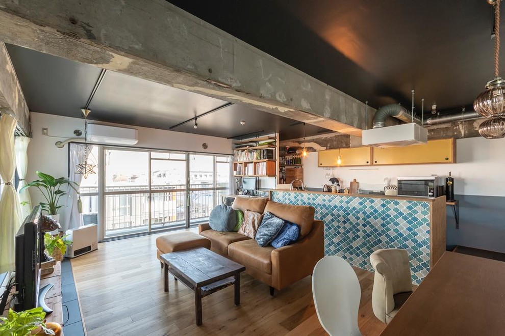 Cette image montre un salon urbain ouvert avec un sol en bois brun, un sol marron et un téléviseur indépendant.