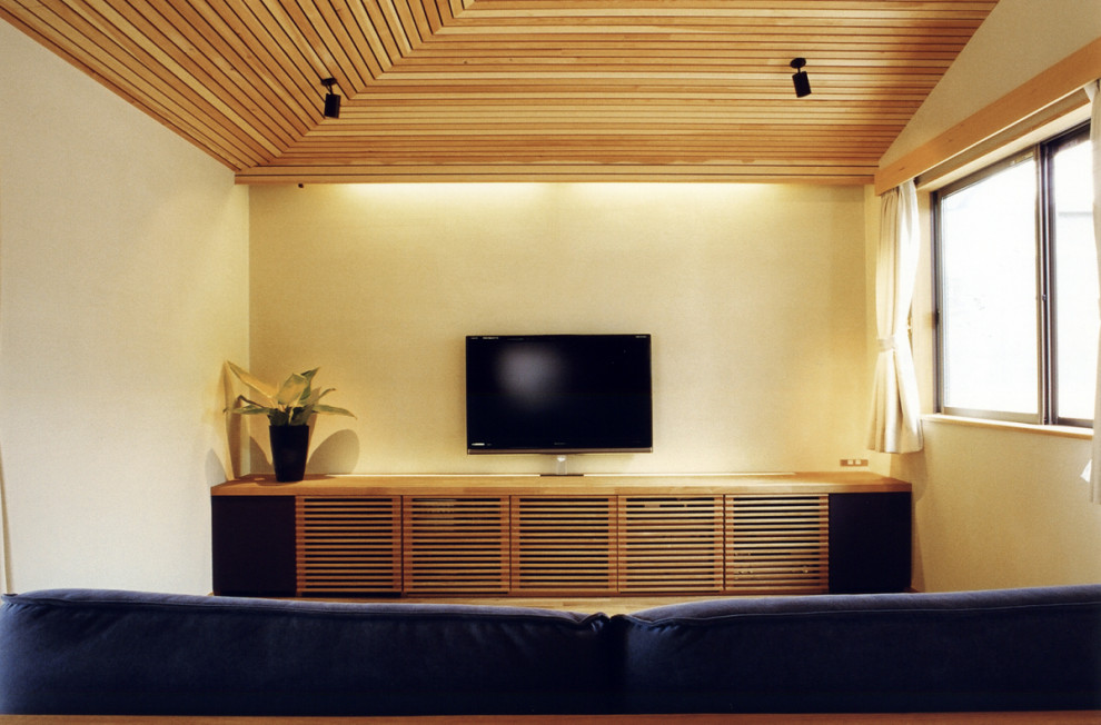 Exempel på ett mellanstort modernt allrum med öppen planlösning, med ett finrum, vita väggar, mellanmörkt trägolv, en fristående TV och beiget golv