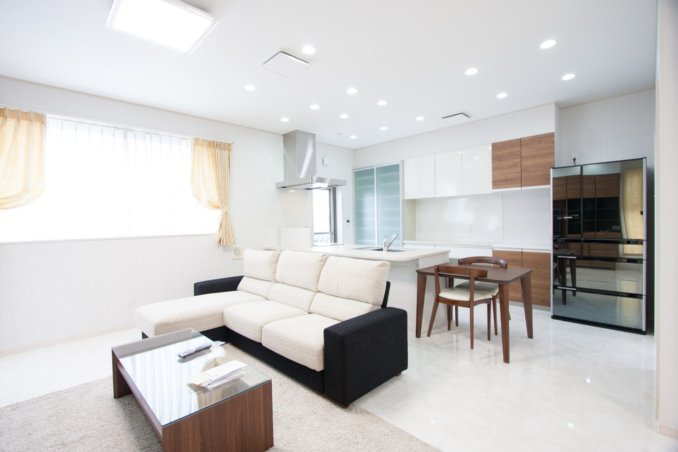 Offenes Modernes Wohnzimmer mit weißer Wandfarbe, Sperrholzboden, weißem Boden und TV-Wand in Sonstige