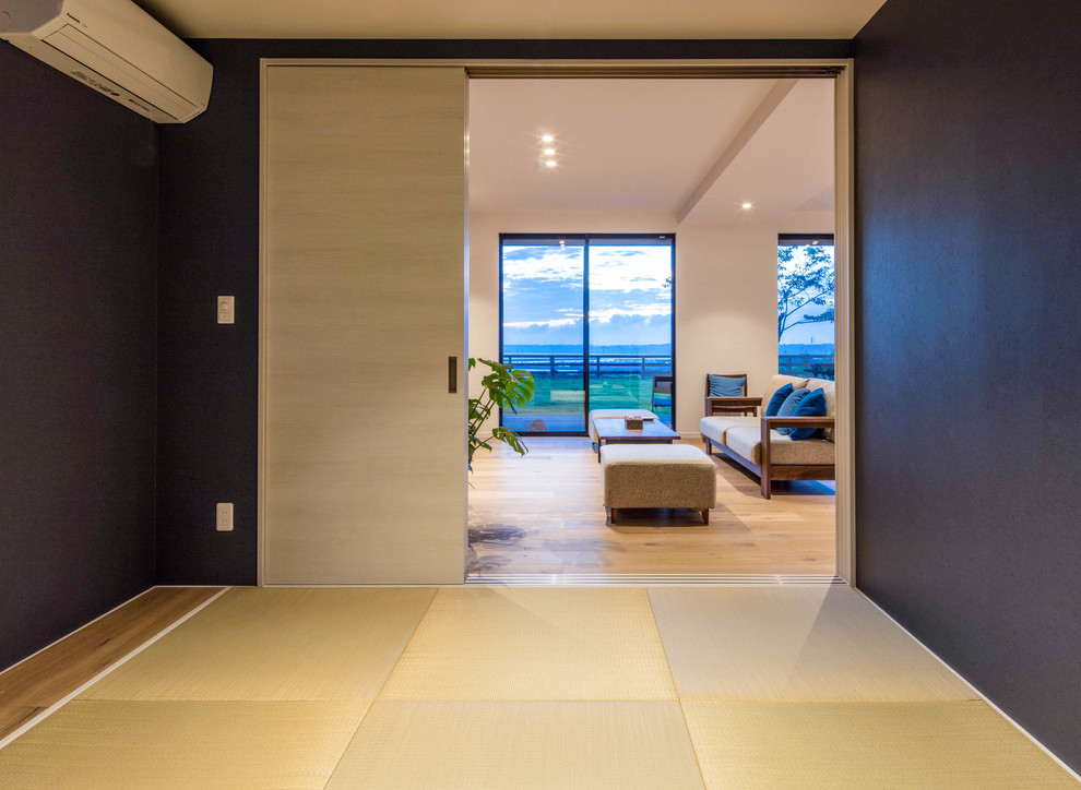 Exemple d'un grand salon moderne ouvert avec un mur blanc, un sol de tatami et un téléviseur fixé au mur.
