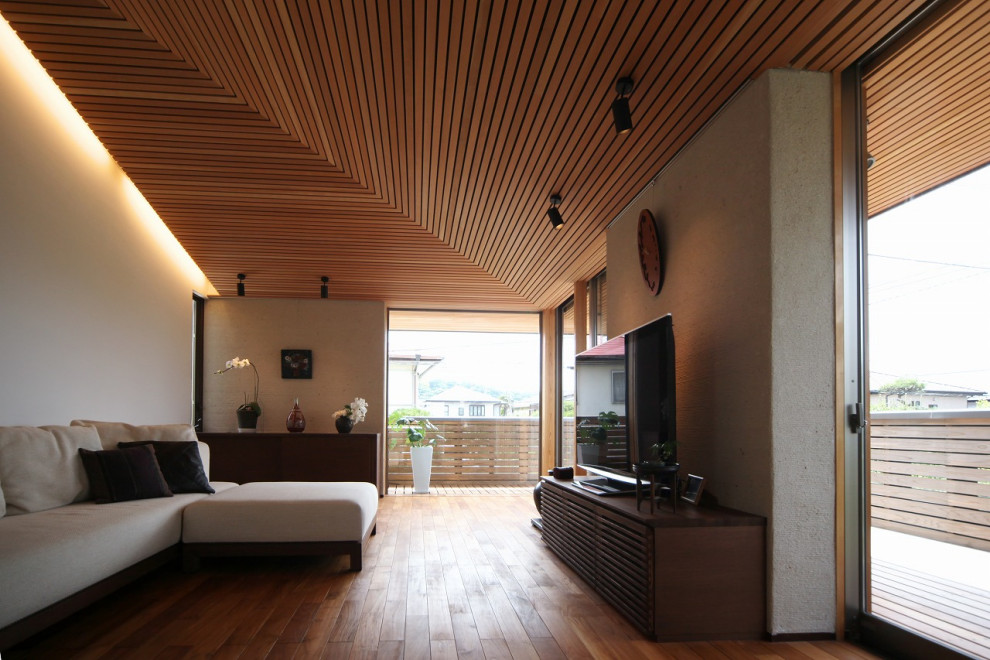 Mittelgroßes, Repräsentatives, Abgetrenntes Modernes Wohnzimmer ohne Kamin mit beiger Wandfarbe, dunklem Holzboden, freistehendem TV und braunem Boden in Sonstige